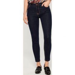 Klasyczne jeansy skinny - Niebieski. Niebieskie jeansy damskie Mohito, bez wzorów, z jeansu. W wyprzedaży za 79,99 zł.
