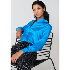 Koszule body: NA-KD Trend Satynowa koszula z długim rękawem - Blue