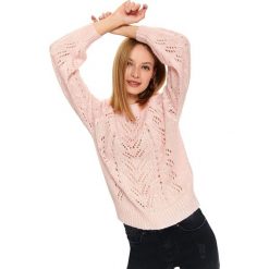 Ażurowy sweter damski. Różowe swetry damskie Top Secret, na zimę, bez wzorów, z dzianiny, eleganckie, z krótkim rękawem, krótkie, bez kaptura. W wyprzedaży za 69,99 zł.