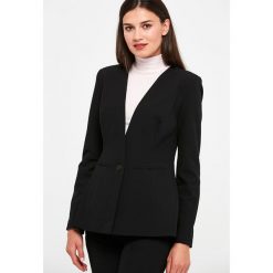 Blezer w kolorze czarnym. Czarne bolerka i narzutki damskie ZOCHA, m. W wyprzedaży za 149,95 zł.