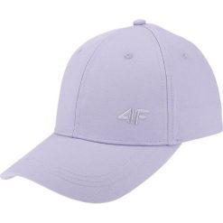 Czapka z daszkiem damska CAD301 - jasny fiolet. Szare czapki damskie marki 4f, w paski. Za 39,99 zł.