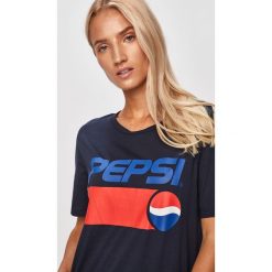 Jacqueline de Yong - T-shirt. Niebieskie bluzki damskie Jacqueline de Yong, s, z nadrukiem, z bawełny, z okrągłym kołnierzem, z krótkim rękawem. W wyprzedaży za 49,90 zł.