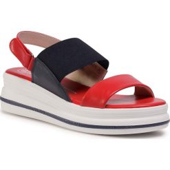 Sandały BETSY - 807365/05-01E Red/Navy. Czerwone klapki damskie Betsy, bez wzorów, ze skóry ekologicznej, bez obcasa, na koturnie. Za 219,00 zł.