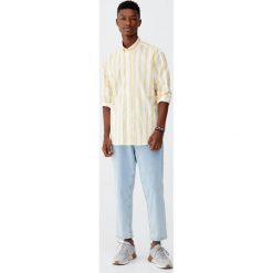 Koszula w dwukolorowe paski. Żółte koszule męskie Pull&Bear, m, w paski, bez kołnierzyka, z długim rękawem. Za 99,90 zł.