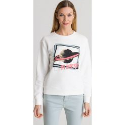 BLUZA EMPORIO ARMANI. Białe bluzy damskie z nadrukiem. Za 364,50 zł.