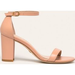 Stuart Weitzman - Sandały skórzane Nearlynude. Różowe sandały damskie Stuart Weitzman, bez wzorów, ze skóry, z okrągłym noskiem, bez obcasa, na obcasie, na klamry. W wyprzedaży za 899,90 zł.