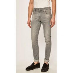 Guess Jeans - Jeansy Chris. Szare jeansy męskie Guess Jeans, s, z aplikacjami. W wyprzedaży za 349,90 zł.