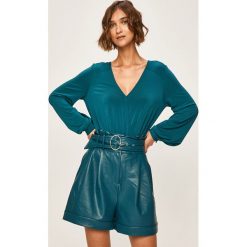 Guess Jeans - Body. Różowe bluzki damskie Guess Jeans, s, z aplikacjami, z poliesteru, bez kołnierzyka, z długim rękawem. Za 329,90 zł.
