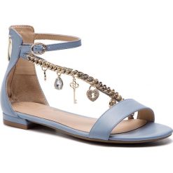 Sandały GUESS - Radhika FL6RAD LEA03 BLUE. Niebieskie klapki damskie Guess, z aplikacjami, ze skóry, bez obcasa, na obcasie. W wyprzedaży za 449,00 zł.