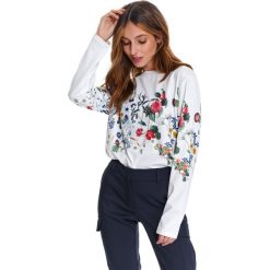 Bluza z kwiatowym nadrukiem. Białe bluzy damskie Top Secret, na wiosnę, z nadrukiem, z długim rękawem, długie, bez kaptura. W wyprzedaży za 49,99 zł.