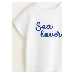 Mango Kids - Top dziecięcy Lover 110-164 cm. Białe bluzki dziewczęce Mango Kids, z nadrukiem, z bawełny, z okrągłym kołnierzem, z krótkim rękawem, krótkie, bez kaptura. W wyprzedaży za 29,90 zł.