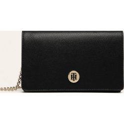 Tommy Hilfiger - Kopertówka. Niebieskie kopertówki damskie TOMMY HILFIGER, w paski, ze skóry ekologicznej, na ramię, bez dodatków. W wyprzedaży za 299,90 zł.