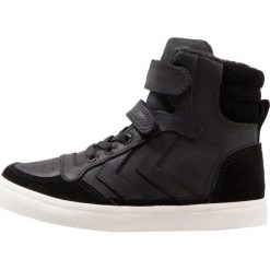 Hummel Tenisówki i Trampki wysokie black. Czarne trampki dziewczęce Hummel, ze skóry. W wyprzedaży za 173,40 zł.