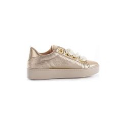 Buty Guess FLURN3PAF12. Białe trampki i tenisówki damskie marki Guess, z aplikacjami, bez zapięcia. Za 291,72 zł.