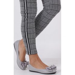 Szare Baleriny Ażurowe Z Kokardą Casu Da19X11/g. Szare baleriny damskie Casu, bez wzorów, bez obcasa. W wyprzedaży za 29,99 zł.