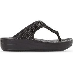 Klapki damskie: Japonki na platformie Crocs Sloane Embellished Flip