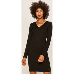 Pepe Jeans - Sukienka Talia. Czarne sukienki damskie Pepe Jeans, na co dzień, s, bez wzorów, z bawełny, casualowe, bez kołnierzyka, z długim rękawem, długie, mini, proste. Za 299,90 zł.
