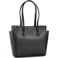 Torebka DKNY - Gifting Tote R03A1K47 Blk/Gold BGD. Czarne torebki klasyczne damskie DKNY, bez wzorów, ze skóry ekologicznej, klasyczne, bez dodatków. Za 889,00 zł.
