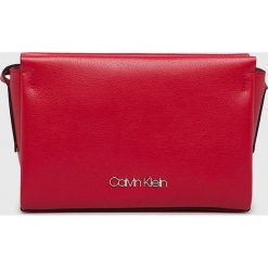 Calvin Klein - Torebka. Czarne torebki klasyczne damskie Calvin Klein, w paski, ze skóry ekologicznej, casualowe, na ramię, małe, bez dodatków. W wyprzedaży za 319,90 zł.