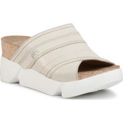 Klapki FLY LONDON - Suzefly P144582007 Mousse/Offwhite. Brązowe klapki damskie Fly London, bez wzorów, ze skóry, bez obcasa, na obcasie. Za 489,00 zł.