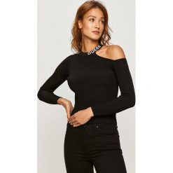 Guess Jeans - Sweter. Białe swetry damskie Guess Jeans, s, z aplikacjami, z wiskozy, z długim rękawem, długie, bez kaptura. Za 329,90 zł.
