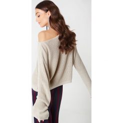 Swetry klasyczne damskie: Josefin Ekström for NA-KD Krótki sweter z dzianiny – Beige