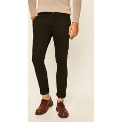 Guess Jeans - Spodnie. Czarne spodnie męskie Guess Jeans, na co dzień, m, z aplikacjami, z bawełny. W wyprzedaży za 219,90 zł.