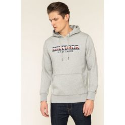 Bluza TOMMY HILFIGER RWB MW0MW11591. Szare bluzy męskie TOMMY HILFIGER, m, bez wzorów, z elastanu, bez kołnierzyka, bez rękawów, bez kaptura. W wyprzedaży za 299,00 zł.