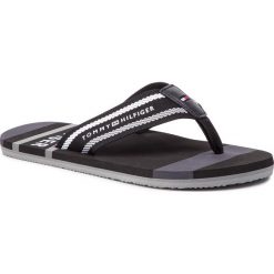 Japonki TOMMY HILFIGER - Striped Beach Sandal FM0FM02085 Black 990. Czarne klapki męskie TOMMY HILFIGER, bez wzorów, ze skóry. Za 179,00 zł.