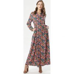 Granatowa Sukienka Phioles. Niebieskie sukienki damskie Born2be, s, w kwiaty, eleganckie, z koszulowym kołnierzykiem, bez rękawów, długie, maxi, koszulowe. Za 119,99 zł.