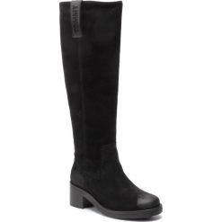Kozaki TOMMY JEANS - Pin Logo Long Biker Boot EN0EN00676 Black BDS. Czarne kozaki damskie Tommy Jeans, z jeansu, przed kolano, na wysokim obcasie, bez zapięcia. W wyprzedaży za 679,00 zł.