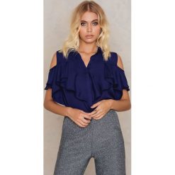 Trendyol Bluzka z odkrytymi ramionami i falbanką - Purple. Fioletowe bluzki damskie Trendyol, bez wzorów, z poliesteru, z falbankami, bez rękawów. W wyprzedaży za 60,97 zł.