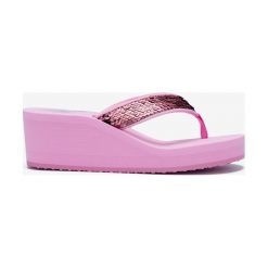 U.S. Polo Assn Tansy1 Japonki Różowy. Różowe klapki damskie U.S. Polo Assn., w paski, z materiału, bez obcasa, na platformie. Za 111,95 zł.