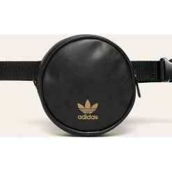 Adidas Originals - Nerka. Czarne nerki damskie adidas Originals, w paski, z poliesteru, małe, z nadrukiem, bez dodatków. Za 99,90 zł.