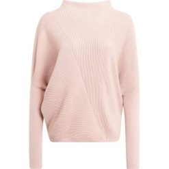 Someday. TUHINA DYNAMIC Sweter rose dust. Różowe swetry klasyczne damskie marki someday., z poliesteru. W wyprzedaży za 381,75 zł.