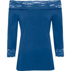 Shirt carmen z koronką bonprix niebieski. Niebieskie koszulki damskie bonprix, w koronkowe wzory, z elastanu, bez kołnierzyka, bez rękawów. Za 64,99 zł.