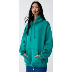Luźna bluza z kapturem. Zielone bluzy z kapturem damskie marki Pull&Bear. Za 89,90 zł.