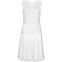 Sukienka z koronką bonprix biel wełny. Białe sukienki damskie bonprix, w koronkowe wzory, z wełny, eleganckie, bez kołnierzyka, bez rękawów. Za 89,99 zł.