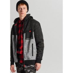 Bluza typu soft shell - Jasny szary. Szare bluzy męskie Cropp, s, bez wzorów, bez kołnierzyka, bez rękawów, bez kaptura. Za 129,99 zł.