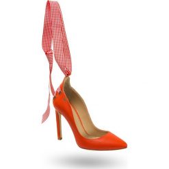 Czółenka wiązane Elisabetta Franchi. Czerwone czółenka damskie z aplikacjami, ze skóry. Za 584,70 zł.