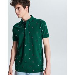 Koszulka polo all over - Zielony. Zielone koszulki męskie Cropp, s, bez wzorów, polo, bez rękawów. Za 59,99 zł.