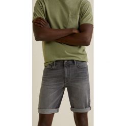 Mango Man - Szorty jeansowe Rock4. Szare spodenki i szorty męskie marki Mango Man, z aplikacjami, z elastanu, casualowe. Za 139,90 zł.