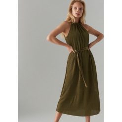Sukienka z dekoltem halter - Khaki. Brązowe sukienki damskie Mohito, s, bez wzorów, bez kołnierzyka, bez rękawów. W wyprzedaży za 39,99 zł.