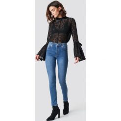NA-KD Jeansy Skinny Mid Waist - Blue. Niebieskie rurki damskie marki NA-KD, bez wzorów, z jeansu. Za 141,95 zł.