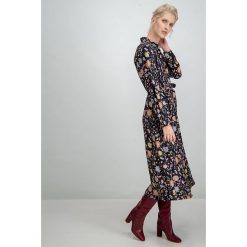 Sukienka w kolorze czarnym. Czarne sukienki damskie Garcia, xs, bez wzorów, z wiskozy, z klasycznym kołnierzykiem, bez rękawów, midi. W wyprzedaży za 179,95 zł.