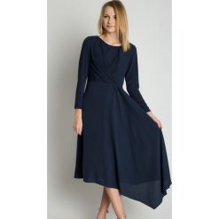 Sukienka z asymetryczny dołem BIALCON. Sukienki damskie BIALCON, bez wzorów, eleganckie, z asymetrycznym kołnierzem, z długim rękawem, długie, asymetryczne. W wyprzedaży za 216,00 zł.