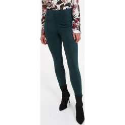 Legginsy z miękkiej dzianiny. Zielone legginsy damskie Top Secret, bez wzorów, z dzianiny, eleganckie. W wyprzedaży za 49,99 zł.