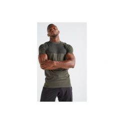 Koszulka fitness kardio krótki rękaw FTS 900 męska. Brązowe koszulki męskie DOMYOS, m, bez wzorów, z poliesteru, bez kołnierzyka, z krótkim rękawem, krótkie, na fitness i siłownię. Za 59,99 zł.