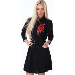 Czarna Haftowana Sukienka Koszulowa 1170. Czarne sukienki damskie Fasardi, m, z haftami, z koszulowym kołnierzykiem, bez rękawów, koszulowe. Za 79,00 zł.