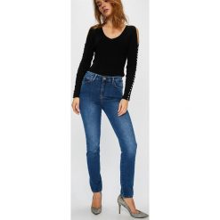 Guess Jeans - Jeansy 1981. Niebieskie jeansy damskie marki Guess Jeans, z aplikacjami, z elastanu, z podwyższonym stanem. Za 369,90 zł.